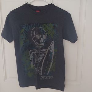 Quik Silver Boys tee shirt. M